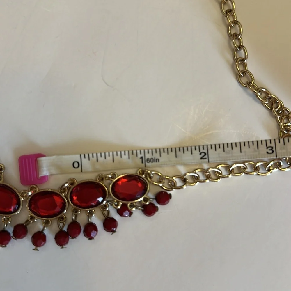 New red crystals with gold colored chain necklace - Picture 6 of 7